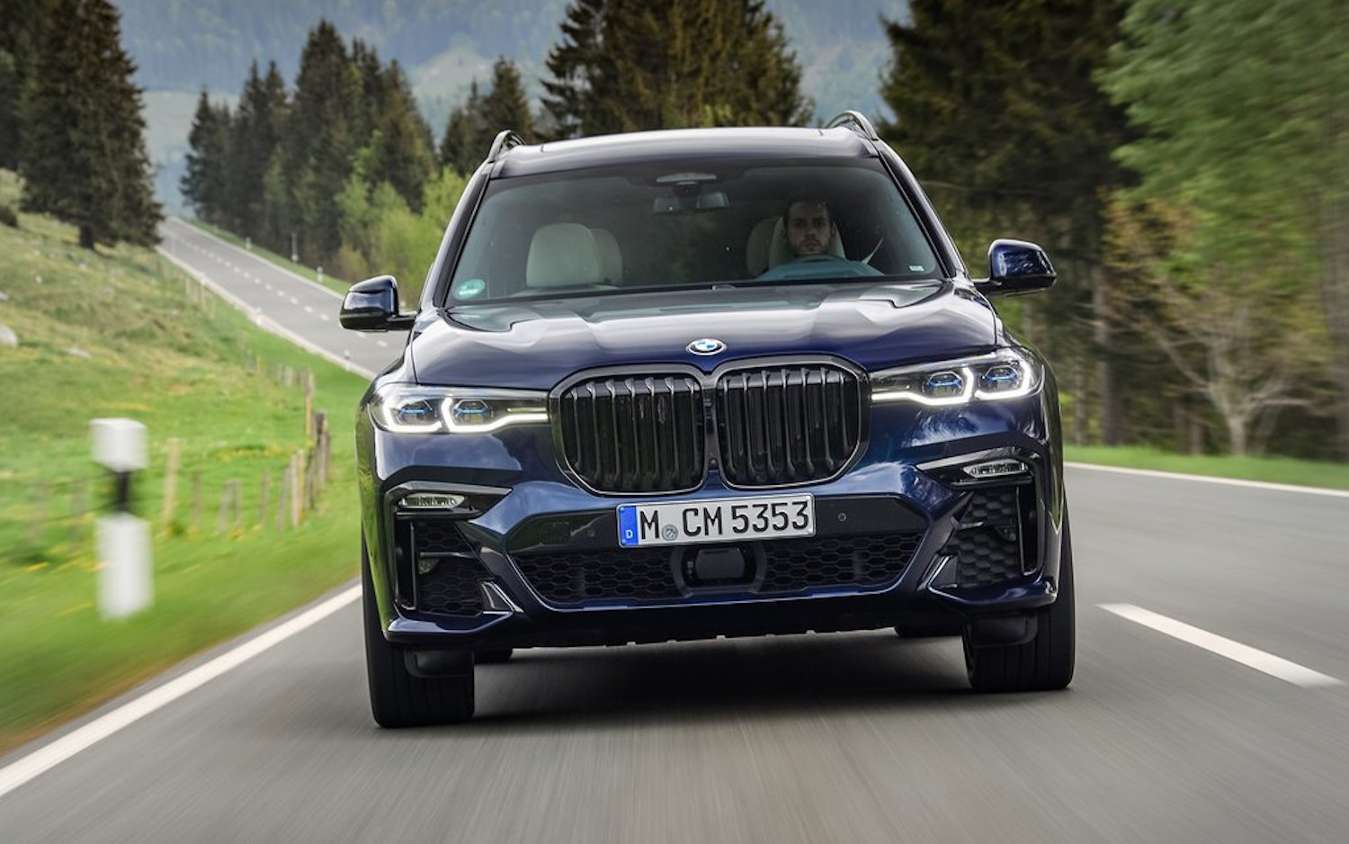 Comparison Mercedes Maybach Gls 600 4matic 2021 Vs Bmw X7 M50i